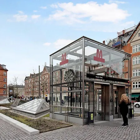 Sanders Constantin - Chic Two-bedroom With Balcony Appartement