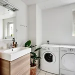 Constantin - Chic 2-bdr With Balcony アパート
