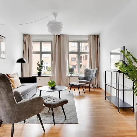 Apartment Sanders Constantin - Chic Two-bedroom With Balcony