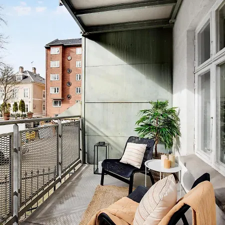 Sanders Constantin - Chic Two-bedroom With Balcony *