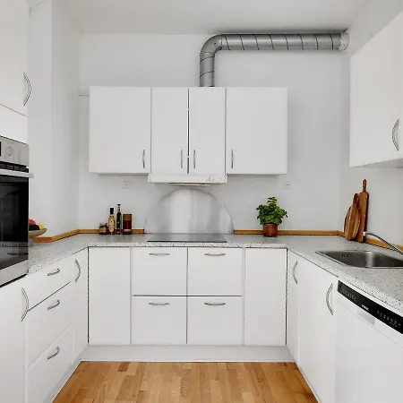 Sanders Constantin - Chic Two-bedroom With Balcony *