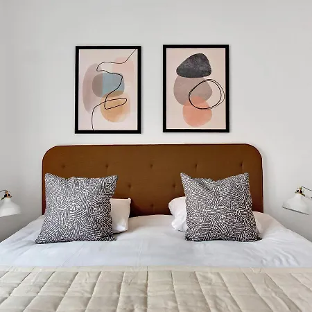 Apartment Sanders Constantin - Chic Two-bedroom With Balcony *