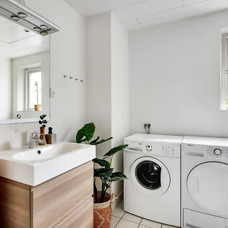 Sanders Constantin - Chic Two-bedroom With Balcony Apartment