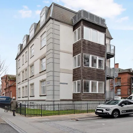Sanders Constantin - Chic Two-bedroom With Balcony
