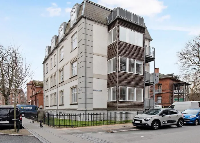 Constantin - Chic 2-bdr With Balcony